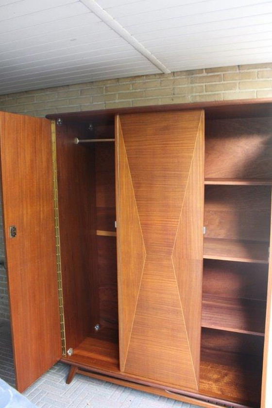 Image 1 of Dreitüriger Kleiderschrank aus der Mitte des Jahrhunderts