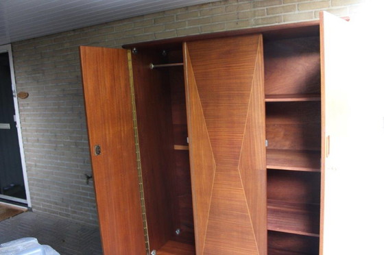Image 1 of Dreitüriger Kleiderschrank aus der Mitte des Jahrhunderts