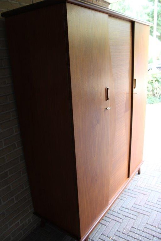 Image 1 of Dreitüriger Kleiderschrank aus der Mitte des Jahrhunderts