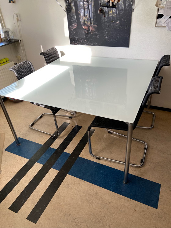 Image 1 of Fritz Hansen Esstisch aus Glas mit verchromten Tischbeinen