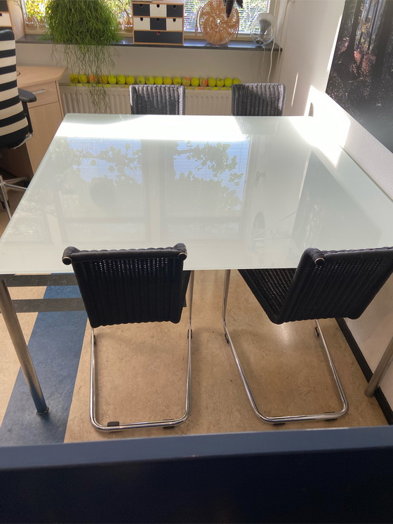 Image 1 of Fritz Hansen Esstisch aus Glas mit verchromten Tischbeinen