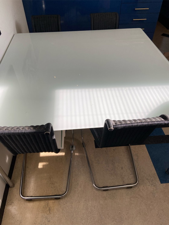 Image 1 of Fritz Hansen Esstisch aus Glas mit verchromten Tischbeinen