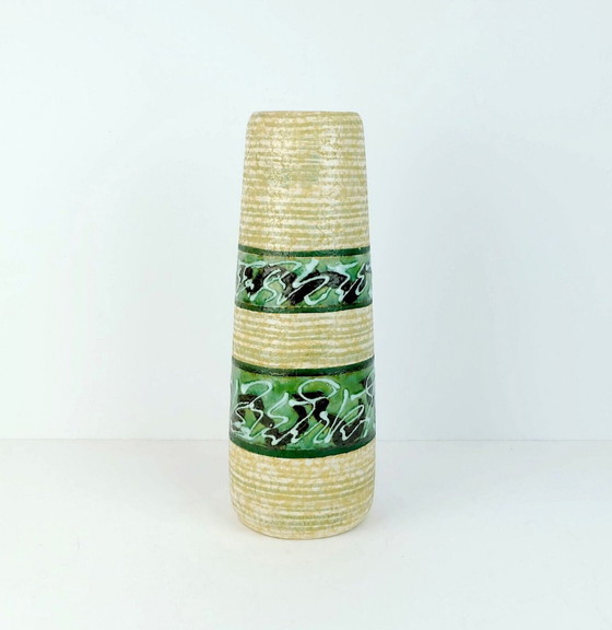 Image 1 of hohe moderne Keramikvase aus der mid century, abstraktes Muster und Streifen aus den 1950er Jahren 