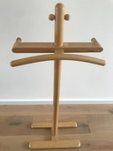 Holzgarderobe aus der Mid century – Herrendiener.