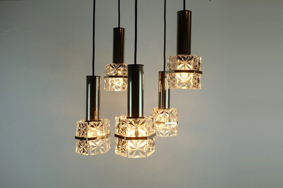 Image 1 of Pendelleuchte im Stil der 1960er Jahre, 5-flammig, kaskadenförmig angeordnet, facettiertes Glas und Chrom