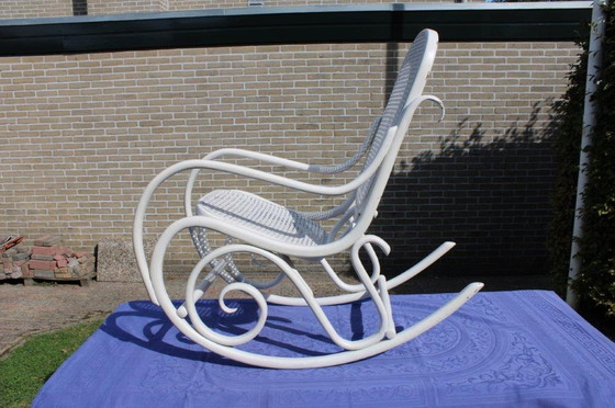 Image 1 of Thonet-Schaukelstuhl, weißer Thonet-Schaukelstuhl, 1970er Jahre
