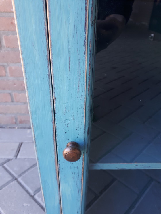 Image 1 of Blaue Holzvitrine