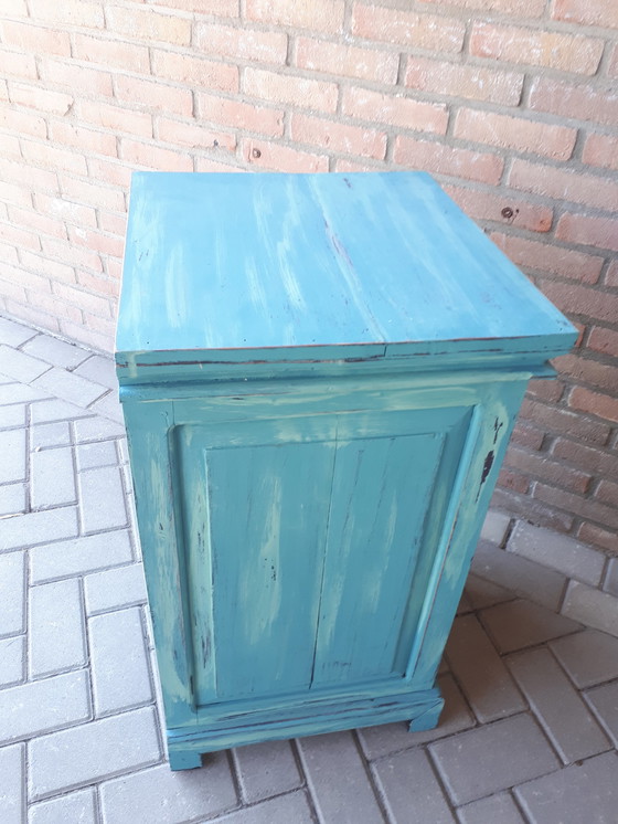 Image 1 of Blaue Holzvitrine