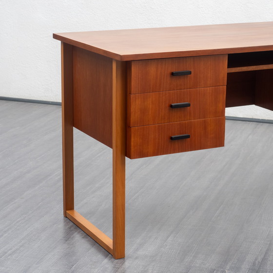 Image 1 of 60er Jahre Schreibtisch mit Kufen, Nussbaum, restauriert