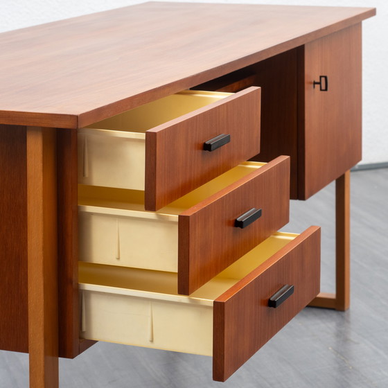 Image 1 of 60er Jahre Schreibtisch mit Kufen, Nussbaum, restauriert