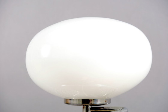 Image 1 of Tischlampe aus Chrom mit ovalem Schirm aus Opalglas, 1960er