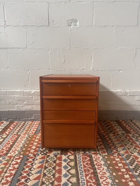 Image 1 of Kommode auf Rollen