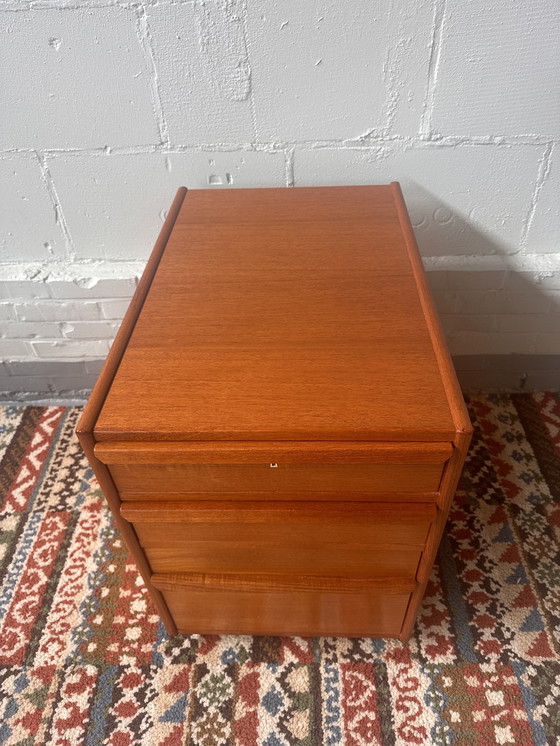 Image 1 of Kommode auf Rollen