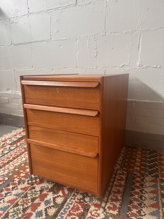 Image 1 of Kommode auf Rollen