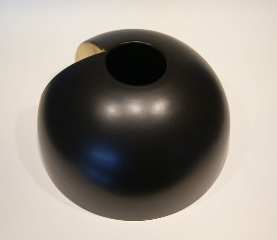 Image 1 of Gerard van Dam - Schwarze moderne 3/4-Vase, ausgeführt von Tichelaar Makkum