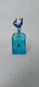 Glasflasche im Memphis-Stil