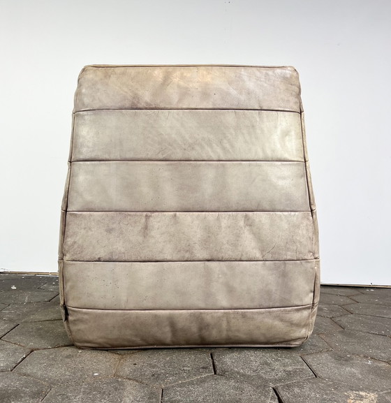 Image 1 of Robuster XL-Sitzsack aus Leder mit Ottomane, nach 2000