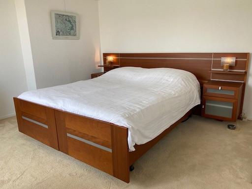 Luxuriöses Schlafzimmer mit elektrisch verstellbaren Matratzen in neuwertigem Zustand