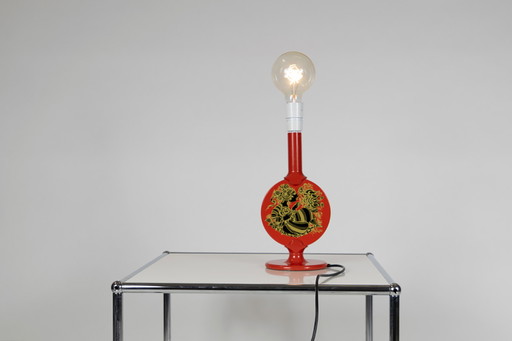 Bjorn Wiinblad Tischlampe von Lyfa aus orangefarbenem Holz, schwarzem und goldenem Motiv