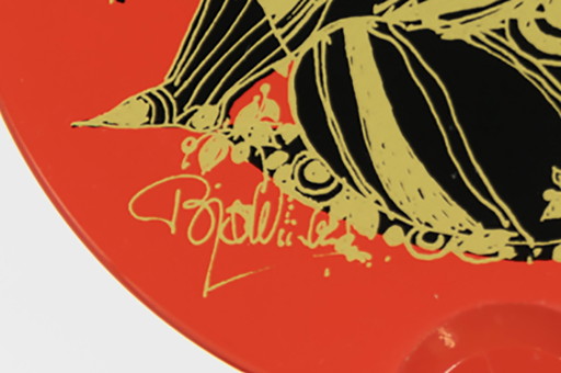 Bjorn Wiinblad Tischlampe von Lyfa aus orangefarbenem Holz, schwarzem und goldenem Motiv