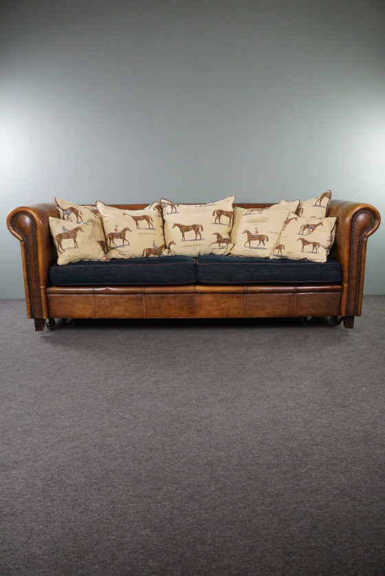 Image 1 of Geräumiges 3-Sitzer-Sofa aus Schafsleder mit Stoffkissen