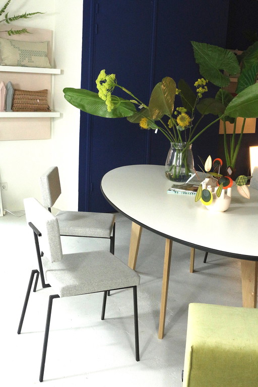 Ovaler Esszimmertisch mit Platte aus Fenix (HPL).