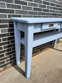 Schöner Beistelltisch in blau