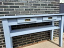 Schöner Beistelltisch in blau