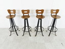 4x brutalistische Barhocker