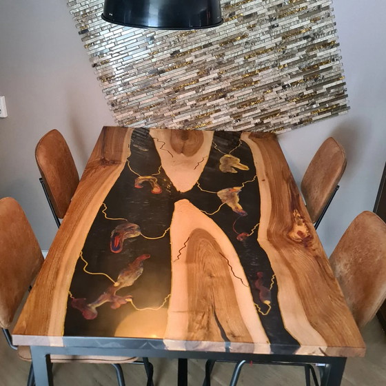 Image 1 of Maßgeschneiderter Tisch aus Epoxidharz