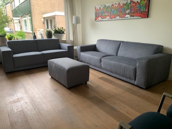 Image 1 of Sofa grau 4-Sitzer + 2,5-Sitzer + Hocker