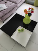 Moderner Couchtisch mit abnehmbarem Tablett