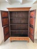 Indischer antiker Schrank