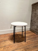 FEST Amsterdam Friday Hocker - schwarzes Gestell