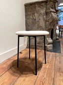 FEST Amsterdam Friday Hocker - schwarzes Gestell