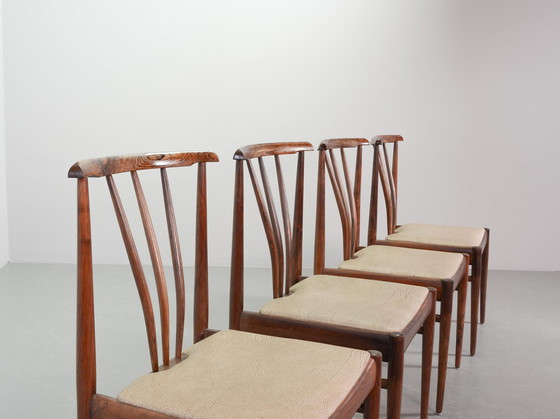Image 1 of Skandinavisch Esszimmerstühle mit Spindelrücken aus massivem Palisanderholz und karamellfarbenem Kunstlederbezug. Vierer-Set, Ja