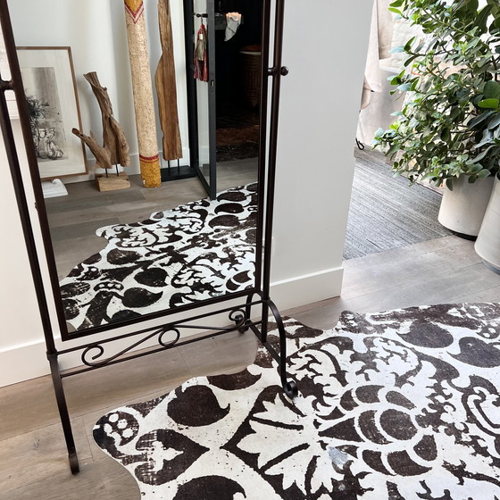 Image 1 of Kippspiegel mit Ornamenten