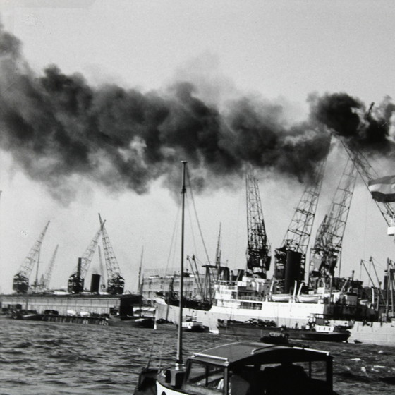 Image 1 of Cas Oorthuys (1908-1975) Rotterdam 1954, Entwicklung eines Silbergelatineabzugs, signiert