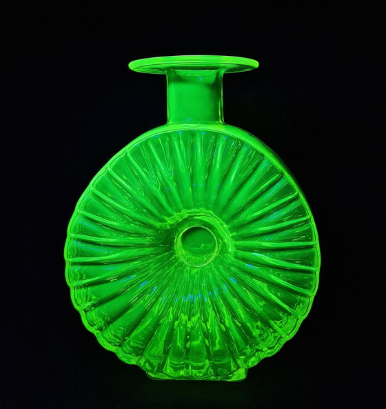 Image 1 of Tamara Aladin - Aurinkopullo Vase aus Uranglas