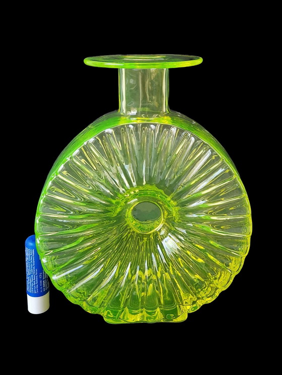 Image 1 of Tamara Aladin - Aurinkopullo Vase aus Uranglas