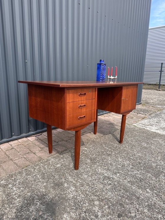 Image 1 of Vintage Schreibtisch